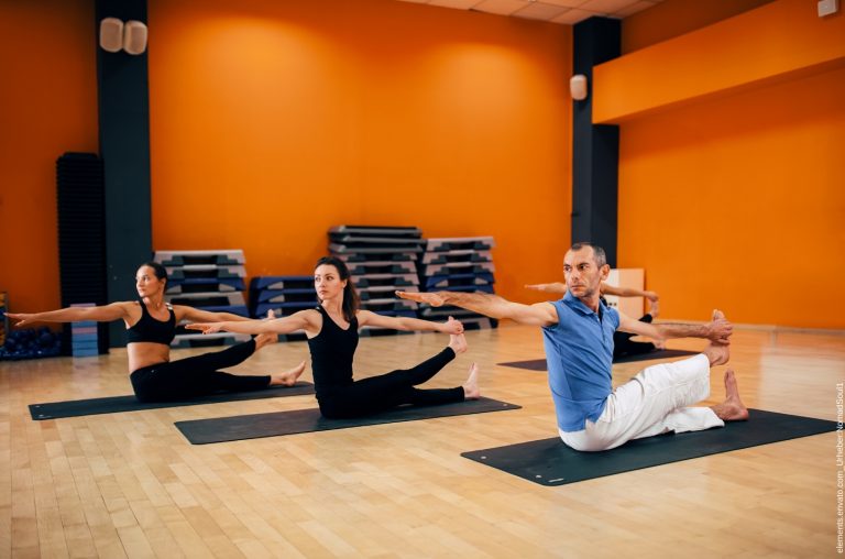 Die Gruppe macht Yoga gegen Rückenschmerzen.