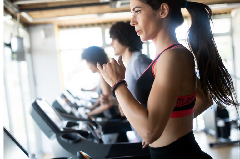 Glückliche Personen im Fitnessstudio, die reif für Fitness sind.