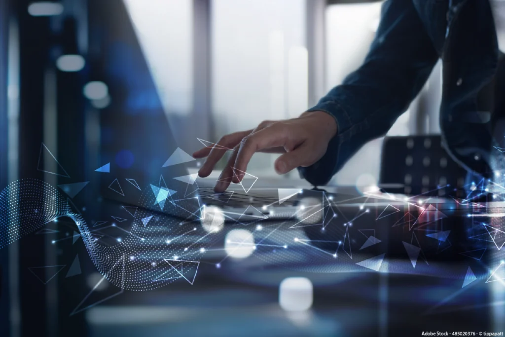 E-Government in der digitalen Verwaltung – Person arbeitet am Laptop mit vernetzten Datenstrukturen und symbolisiert die digitale Transformation von Behörden und Wirtschaft.