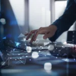 E-Government in der digitalen Verwaltung – Person arbeitet am Laptop mit vernetzten Datenstrukturen und symbolisiert die digitale Transformation von Behörden und Wirtschaft.