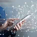 Digitale Vernetzung und Datenströme auf einem Tablet – Sinnbild für Informationsflut, strukturiertes Denken und fundiertes Urteilsvermögen in der modernen Kommunikation