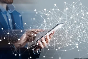 Digitale Vernetzung und Datenströme auf einem Tablet – Sinnbild für Informationsflut, strukturiertes Denken und fundiertes Urteilsvermögen in der modernen Kommunikation