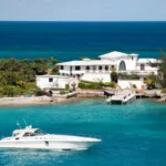 Bootsliegeplatz vor einer Luxusimmobilie am Wasser mit Yacht und privatem Steg