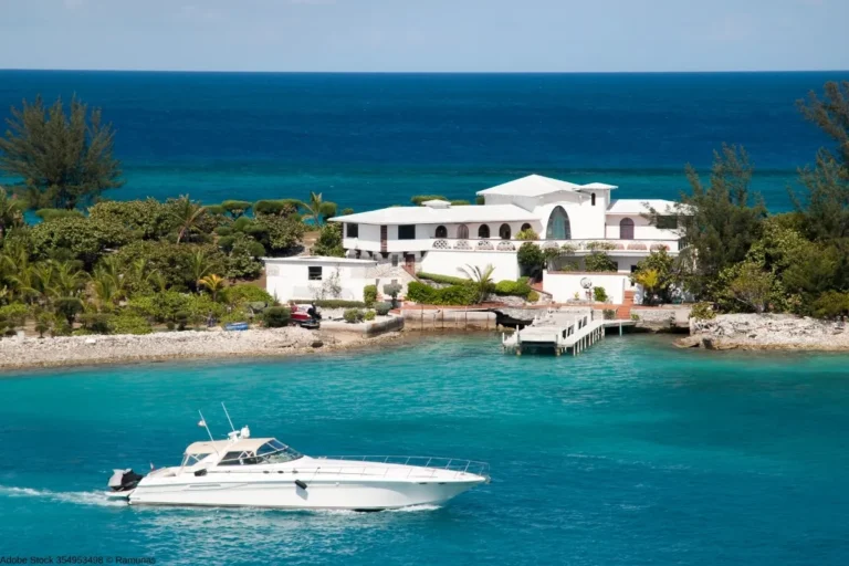 Bootsliegeplatz vor einer Luxusimmobilie am Wasser mit Yacht und privatem Steg
